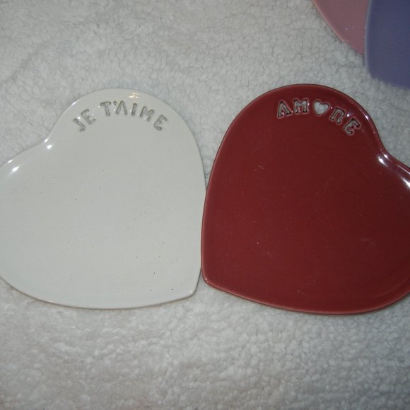 4 HTF Williams Sonoma White Pink Red Purple Heart Shaped Plates Words Valentine - Picture 2 of 5